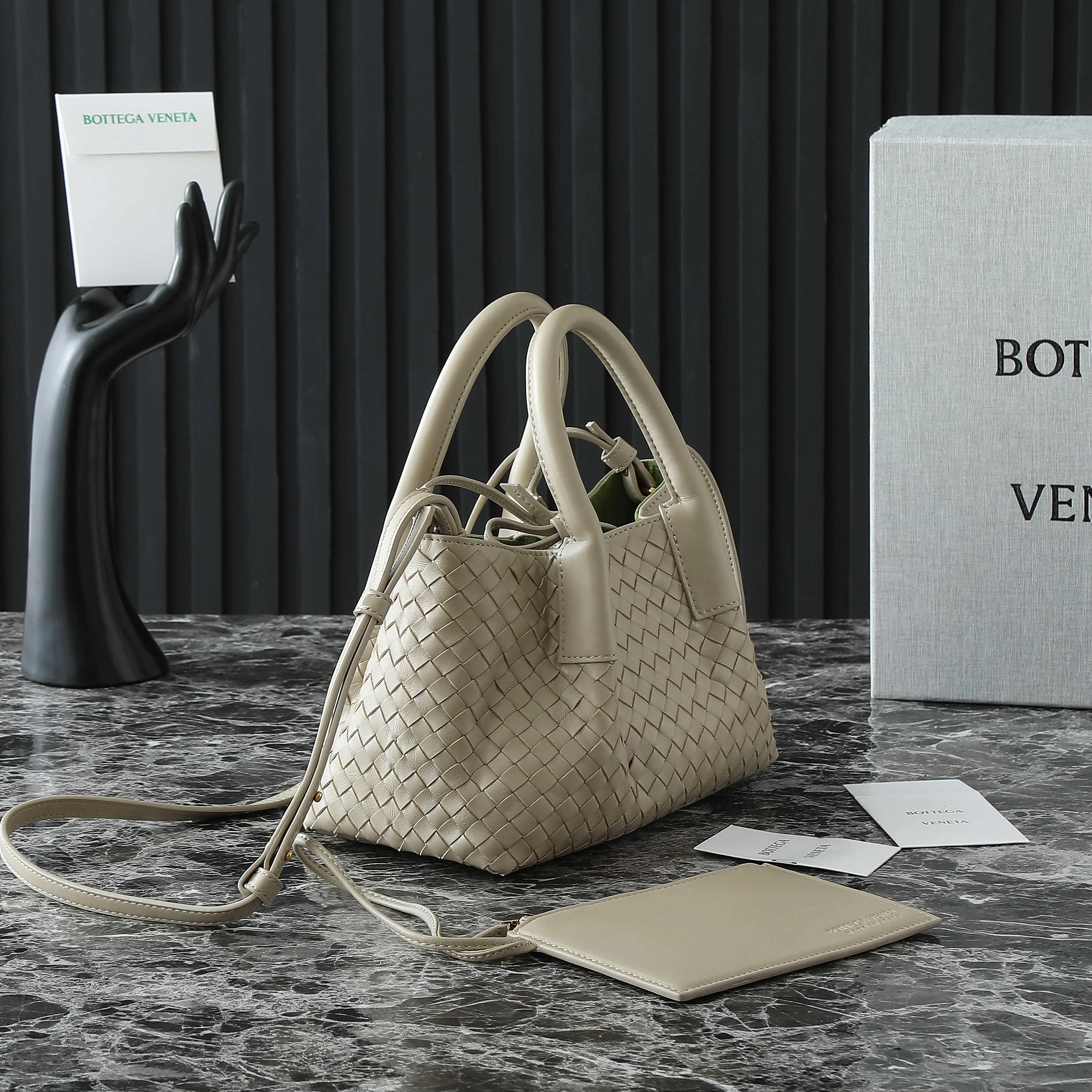 Batch 1660 BV25 spring and summer new product Mini pinacoteca two-tone surface. The weaving process is also super exquisite. Every texture is delicate and clear, and you can see the full ingenuity. 👜The bag uses 1 cm leather strips, which are purely hand-woven, highlighting the brand's craftsmanship. The inside is flipped to reveal a smooth suede lining that can be used on both sides, taking into account both fashion and practicality. 	 The small size can be worn on one shoulder or across the body, making it super versatile for daily commuting! 	 💕Fashionable ladies who like BV, come to me to get the same style~ ​Model number: 819004 ​Size: 24*15*12cm